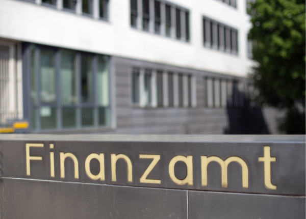 Gebäude mit dem Schild Finanzamt