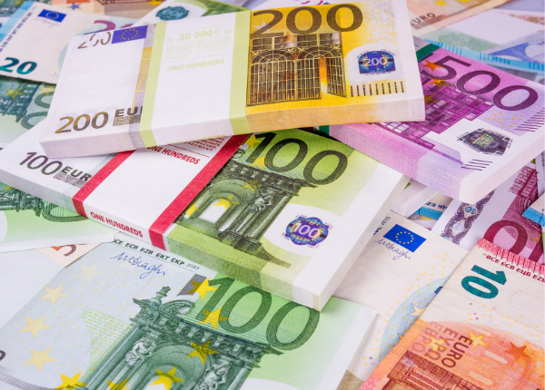 Geldscheine, mehrere Stapel mi 100er, 200er und 500er Banknoten