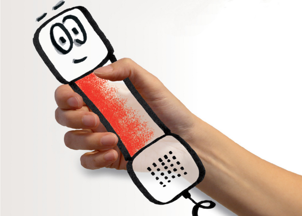 Nahaufnahme einer Hand, die einen gezeichneten Telefonhörer mit einem lächelnden Smily hält