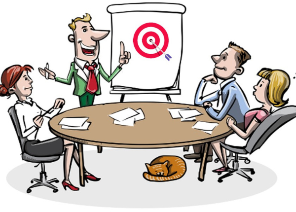 Zeichnung mit vier Personen, die um einen Tisch vor einem Flipchart sitzen, auf diesem ist eine Dartscheibe mit Pfeil im Zentrum
