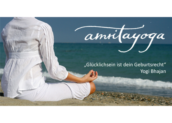 Logo AmritaYoga und Zitat von Yogi Bhajan "Glücklichsein ist dein Geburtsrecht"