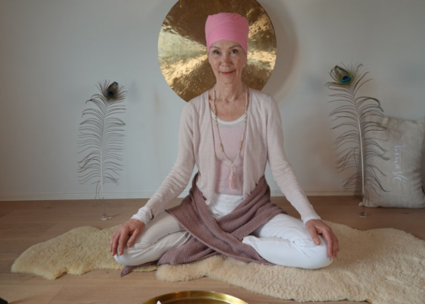 Birgit Oltrogge im Schneidersitz in ihrem Yoga-Studio, Teilnehmerin der Interview-Reihe "Echte Erfolgsgeschichten"
