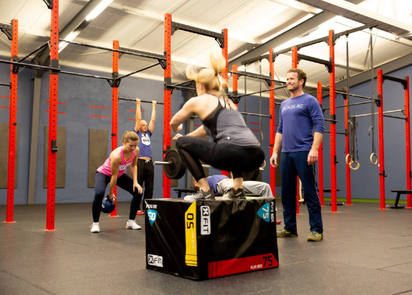 Inhaber Dirk Kronenberg leitet Teilnehmende in seiner CrossFit-Halle an