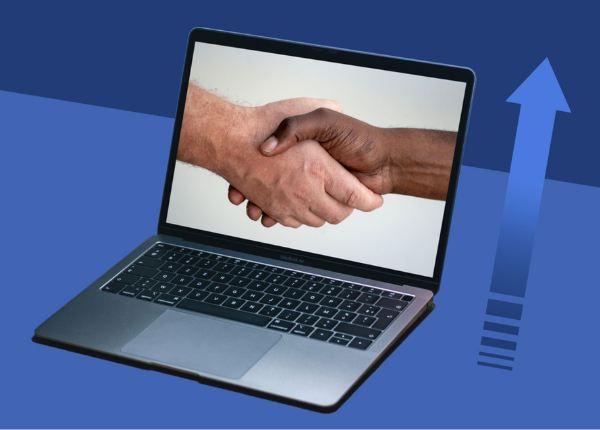 Auf dem Bildschirm eines Laptop: Handschlag von zwei Händen