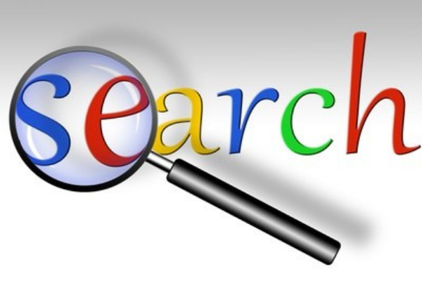 Eine Lupe über dem Wort "search", Buchstaben in Google-Farben