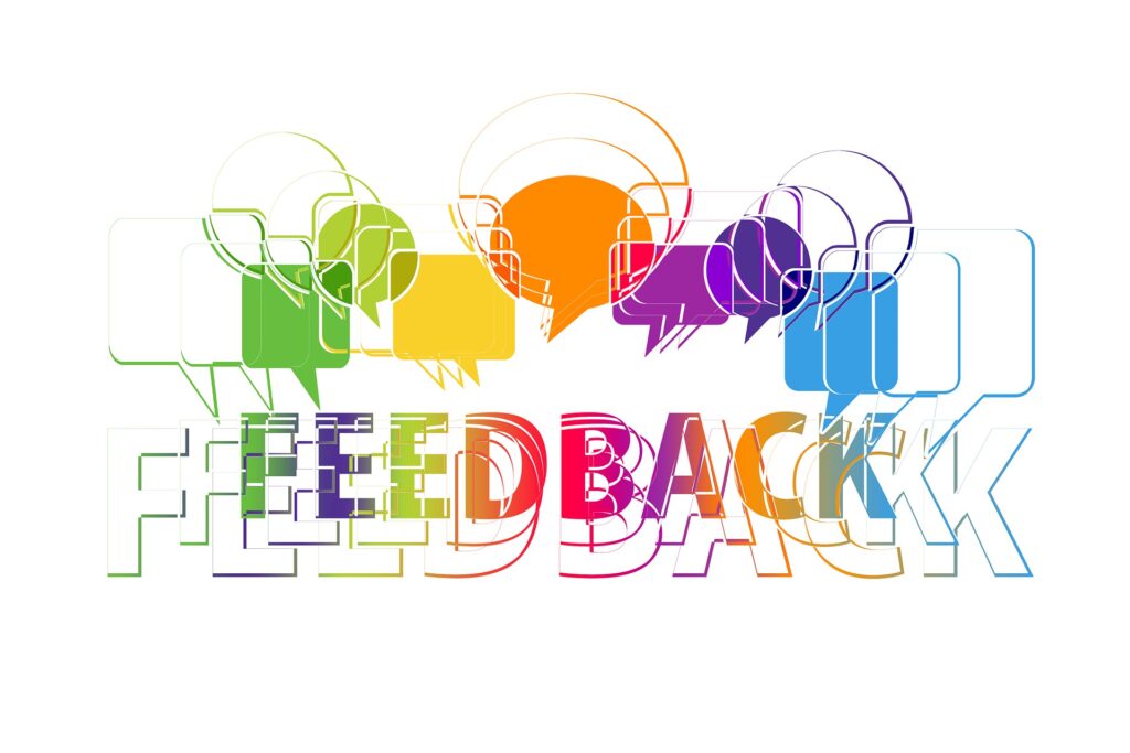Grafik: aus bunten Buchstaben FEEDBACK steigen bunte Sprechblasen auf
