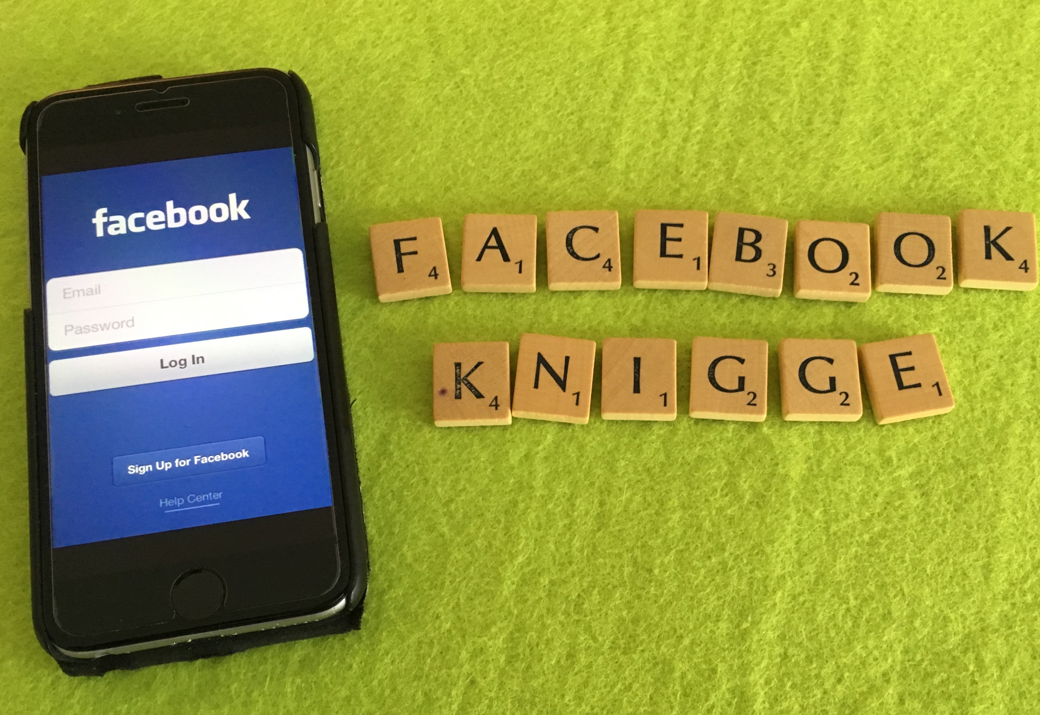 "Facebook_Knigge" mit Smartphone