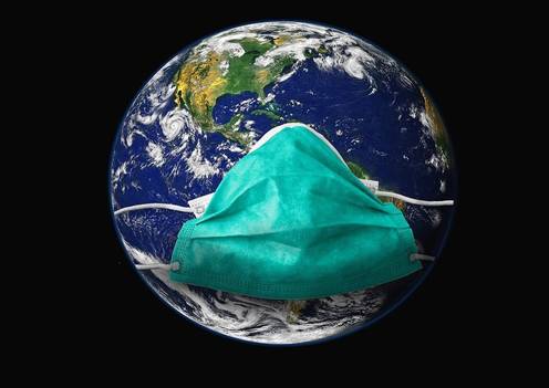 Blaue Weltkugel mit OP-Maske wie Mund-Nasen-Schutz