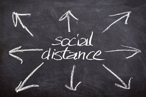 Aufschrift auf Tafel: Social distance